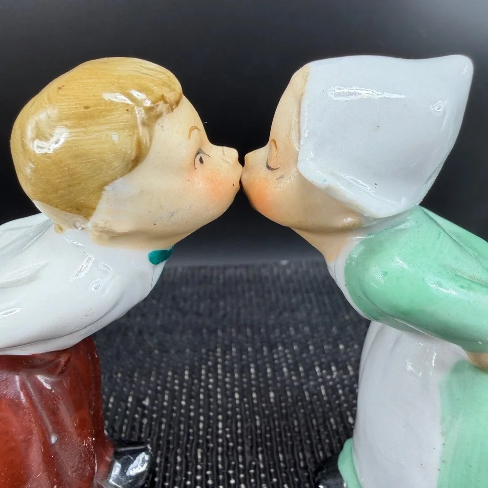 Vintage Dutch Kissing Boy and‎ Girl Figurine set 2 Ceramic Made in Japan Decor